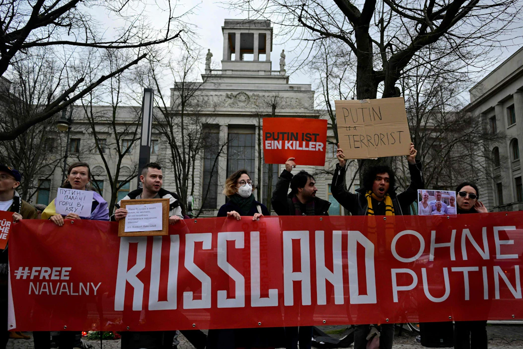 Moskovassa viranomaiset varoittivat ihmisiä lähtemästä kaduille osoittamaan mieltään oppositiopoliitikko Aleksei Navalnyin kuoleman vuoksi. Kuva on Berliinistä, jossa järjestettiin perjantaina Venäjän hallintoa vastustava mielenosoitus. LEHTIKUVA / AFP.