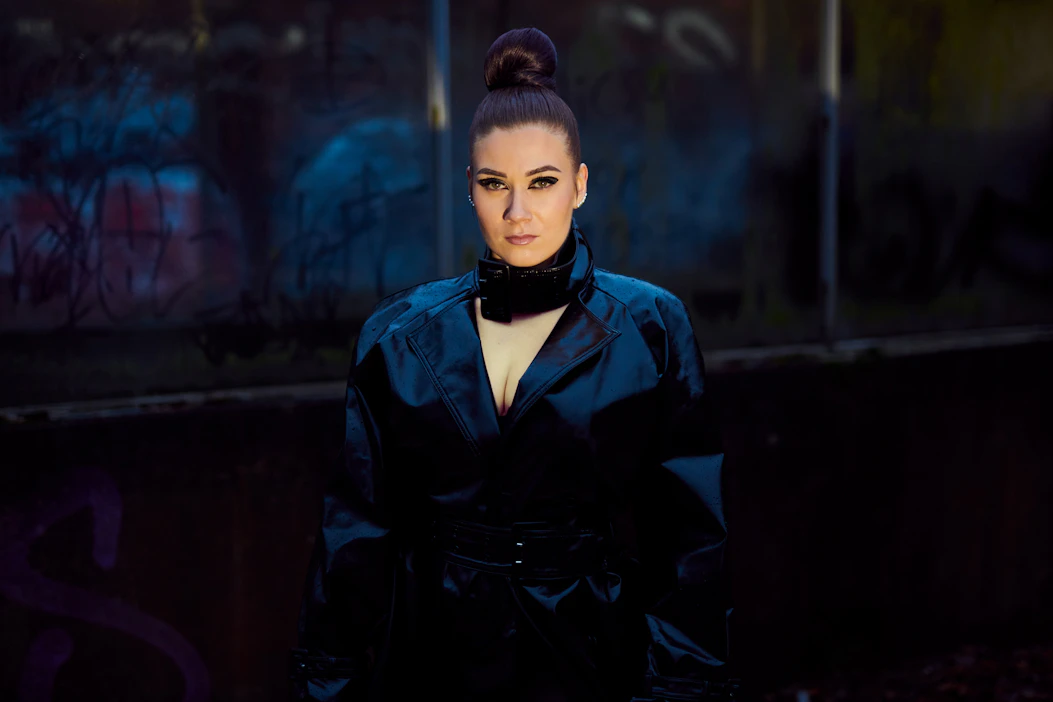 Lukuisista kulta- ja platinahiteistään tunnettu BESS on helsinkiläinen pop-artisti, joka yhdistelee musiikissaan elektronista poppia ja housea.
