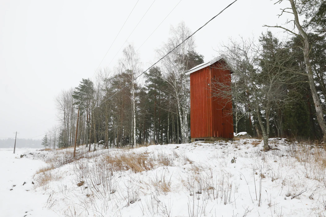 Mynämäen Mietoisten Pyhärannassa vanhaa lautarakenteista muuntajaa on muokattu metsäkauriiden kyttäysjahtiin sopivaksi.