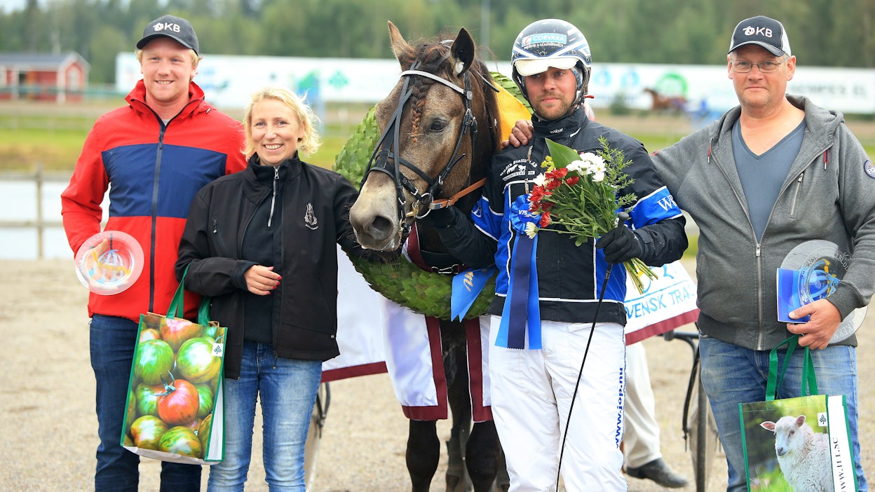 Wiktor Kylin-Blomin (toinen oik.) uran tähän mennessä suurin voitto tuli vuoden 2019 kylmäveristen Kriteriumista oman perheen Bäcklös Urielin kanssa.