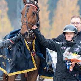 Santtu Raitala ohjasti Markku Niemisen Callela Ellenin SHKL Hevosenomistajapokaalin voittoon. Johanna Kyläkoski hoitaa SE-lukemat kirjauttanutta kaksivuotiasta tammaa.