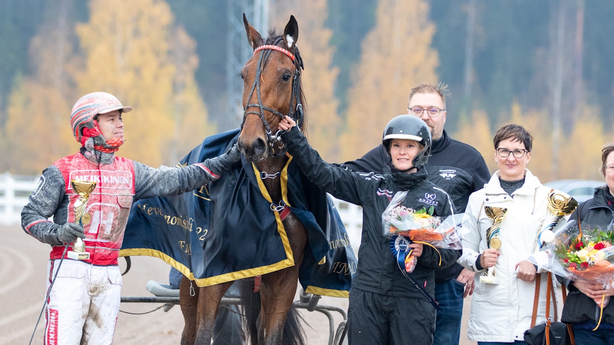 Santtu Raitala ohjasti Markku Niemisen Callela Ellenin SHKL Hevosenomistajapokaalin voittoon. Johanna Kyläkoski hoitaa SE-lukemat kirjauttanutta kaksivuotiasta tammaa.