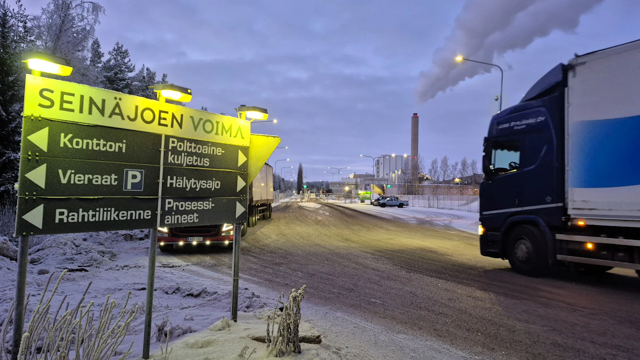 Kymmenet yhdistelmät urakoivat paukkupakkasilla polttoainetta Seinäjoen Voiman laitokselle.