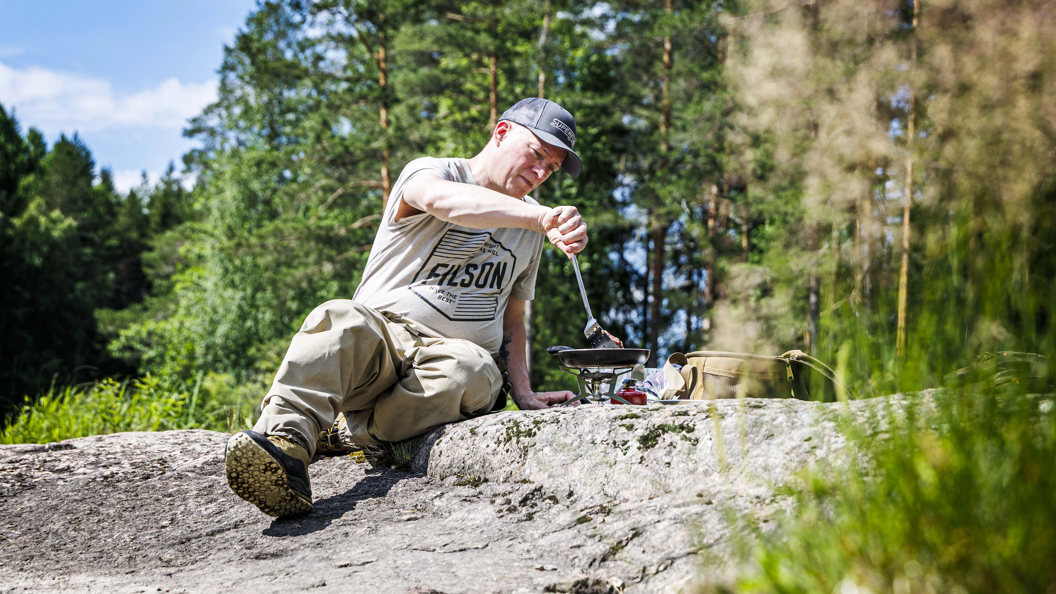 Elokuvaohjaaja Juuso Syrjä metsästää ja kalastaa vain eläimiä, jotka päätyvät myös ruokapöytään. Matkoillaan hän on tutustunut monien maiden ruokakulttuureihin. Niiden inspiroimana hän kokkaa mielellään itsekin.