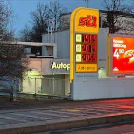 Diesel maksaa nyt bensiiniä enemmän. Kuva on otettu Helsingissä tiistaina.