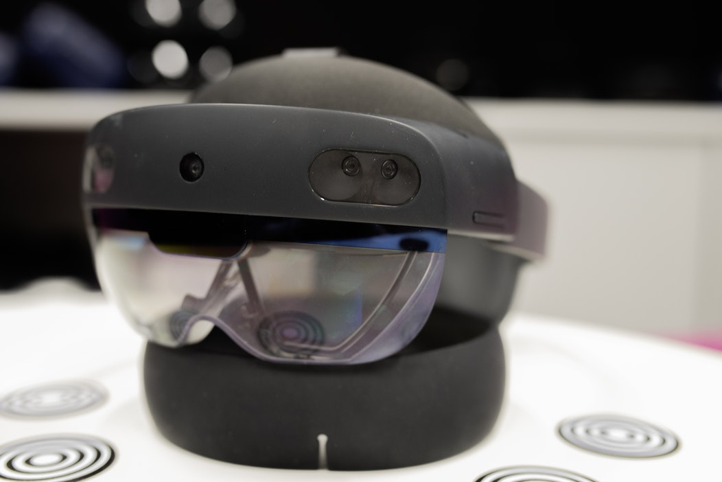 Laajennetun todellisuuden AR-lasit voivat olla lähes normaalien silmälasien näköiset tai kuvan kaltaisesti massiivisemmat. Niiden ideana on luoda käyttäjän näkökenttään normaalin näkemisen päälle digitaalista tietoa.