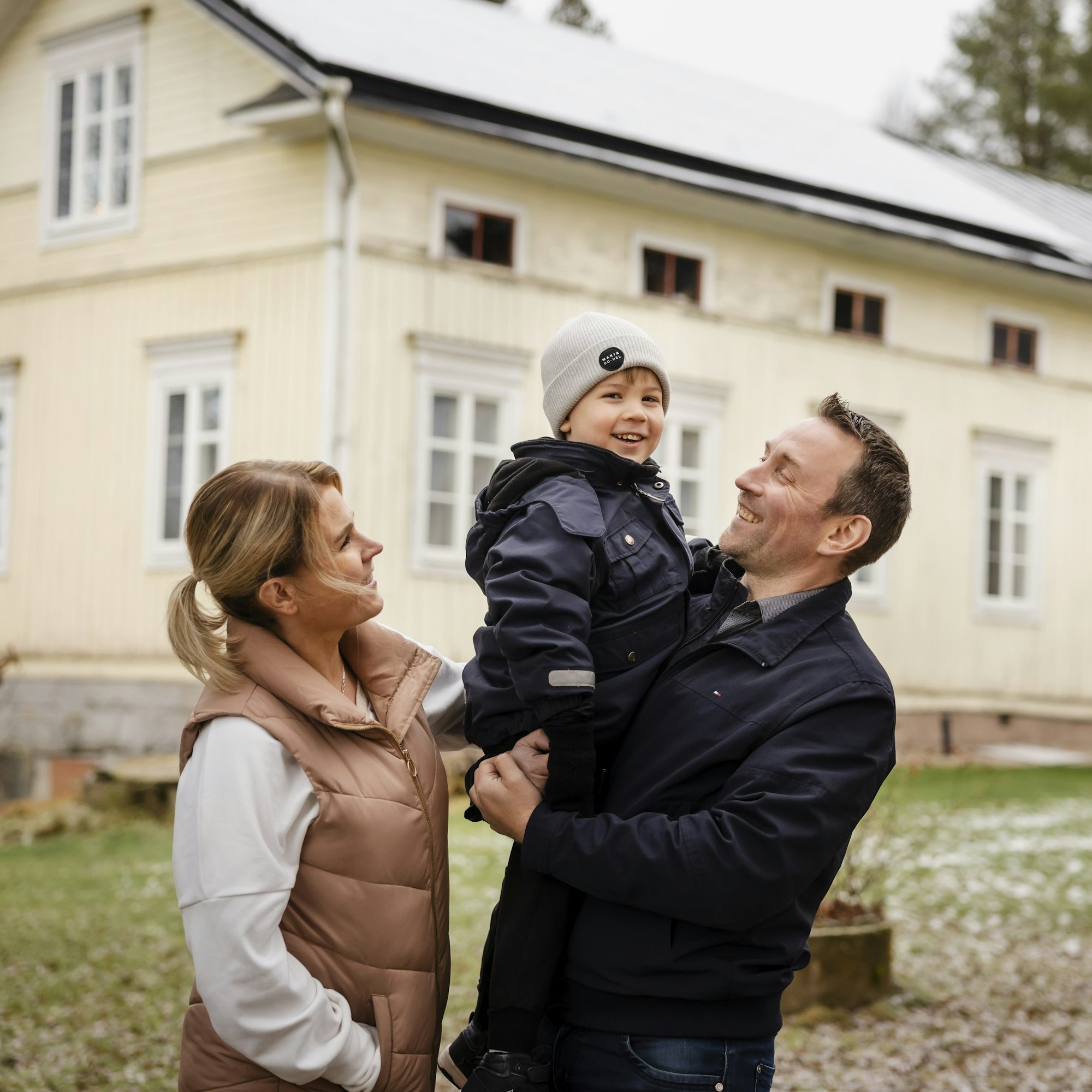 Kolmevuotiaan Kasperin vanhemmat Niina Lähdesmäki ja Olavi Kandolin pitävät nyt hallussaan Rinta-Kurikan sukutilaa.