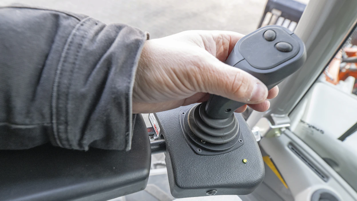 Joystick-ohjaus tarjoaa rattiohjaukseen verrattuna enemmän mukavuutta ja tehokkuutta sekä ehkäisee väsymystä.