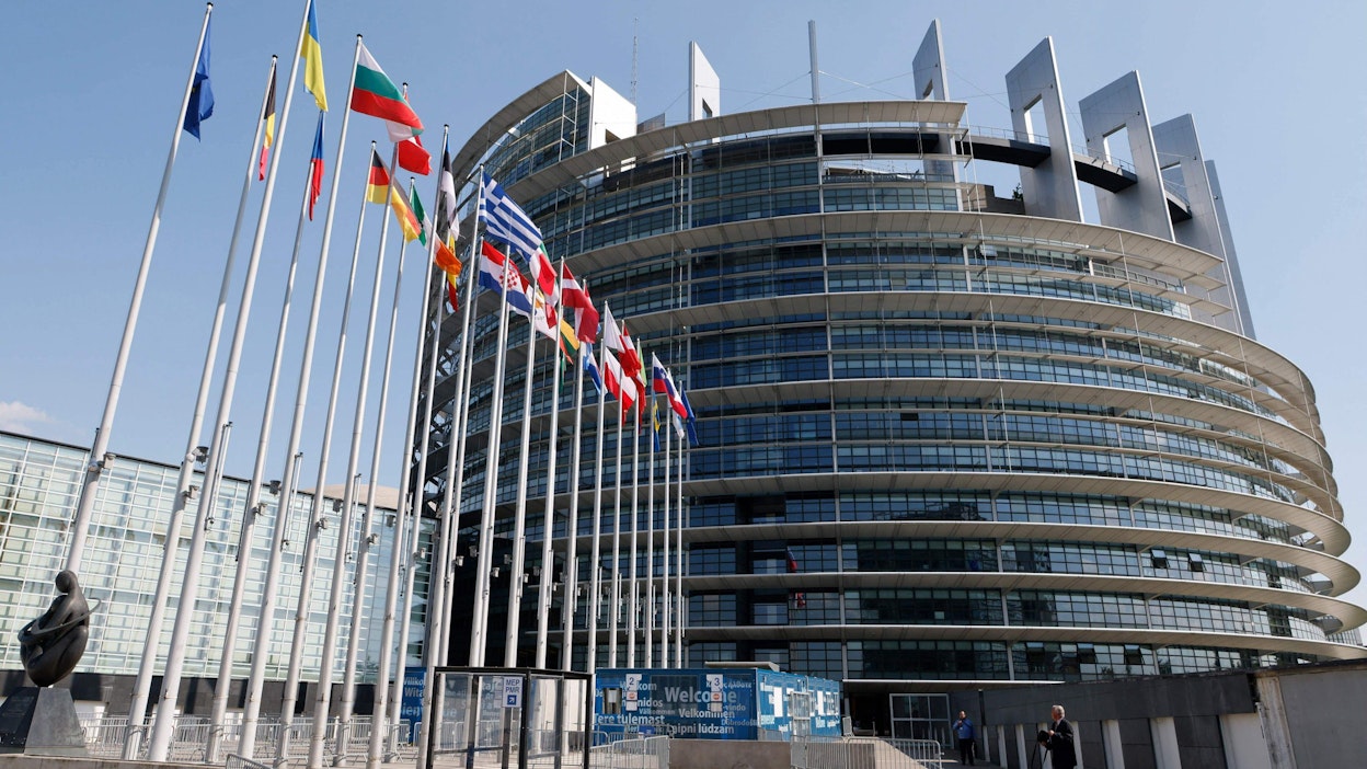 Alkuperäisen esityksen antamisesta kului kymmenen vuotta ennen kuin jäsenmaita ohjaava sääntely hyväksyttiin. Kuvassa EU-parlamenttirakennus Strasbourgissa. LEHTIKUVA/AFP. 