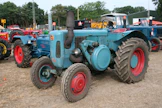 Tehokkaalla kuuläpäämoottorilla varustettua Lanz Bulldog D6006 -traktoria valmistettiin vuosina 1955–58 Länsi-Saksassa. 