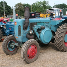 Tehokkaalla kuuläpäämoottorilla varustettua Lanz Bulldog D6006 -traktoria valmistettiin vuosina 1955–58 Länsi-Saksassa. 
