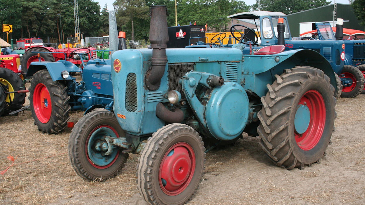 Tehokkaalla kuuläpäämoottorilla varustettua Lanz Bulldog D6006 -traktoria valmistettiin vuosina 1955–58 Länsi-Saksassa.