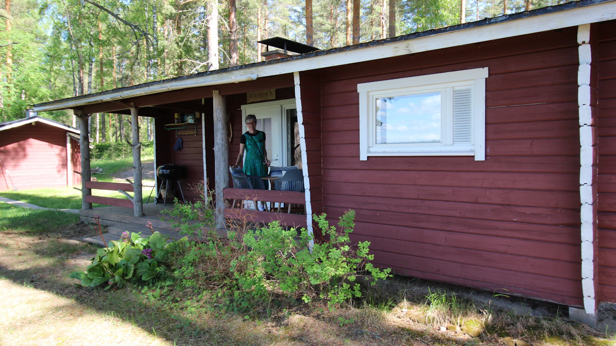Edullisempiin kausimökkeihin majoittuneilla on mahdollisuus kylpeä ulkosaunassa, kertoo Jokiniemen matkailun Marita Lähdesmäki.