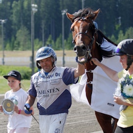 Rallston voitti viimeksi Suur-Hollolan lauantaina Jokimaalla uudella ennätyksellään. Kuvassa orin kanssa Jani Ruotsalainen ja Anu Suutari perheineen.