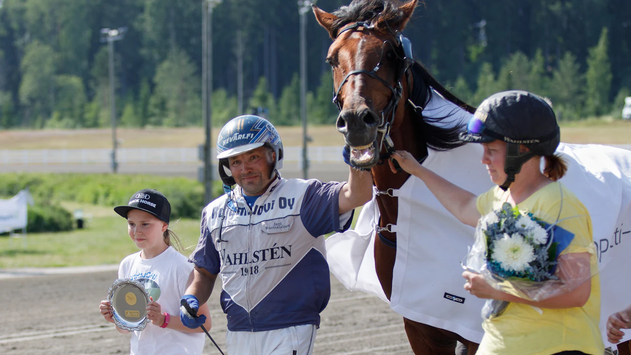 Rallston voitti viimeksi Suur-Hollolan lauantaina Jokimaalla uudella ennätyksellään. Kuvassa orin kanssa Jani Ruotsalainen ja Anu Suutari perheineen.