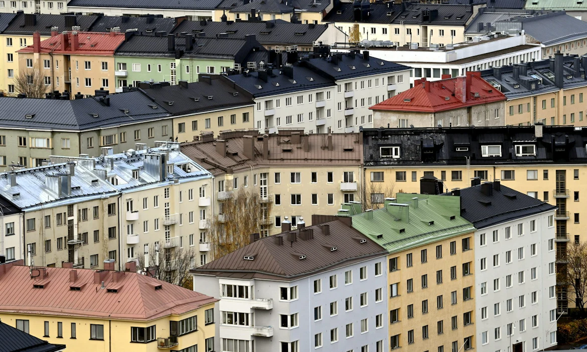 Korkojen nousu alkaa hiljalleen kasvattaa monien asuntovelallisten menoja. LEHTIKUVA / Jussi Nukari.