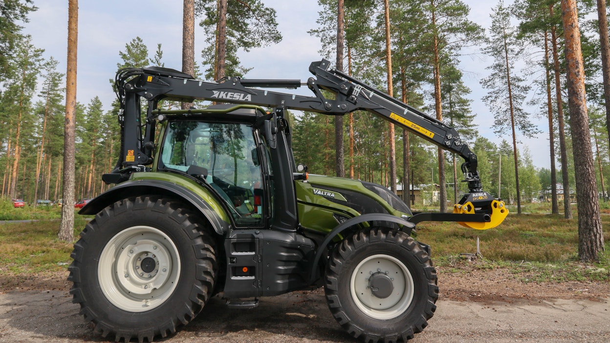 Keslan uusi puutavaranosturimalli 325T sai ensiesittelynsä FinnMetko 2022 -näyttelyssä. Uutuus hyödyntää uuden ohjausjärjestelmän asennuksen helppoutta ja mukana on Keslan uusi puomiston kärkiohjauskin.