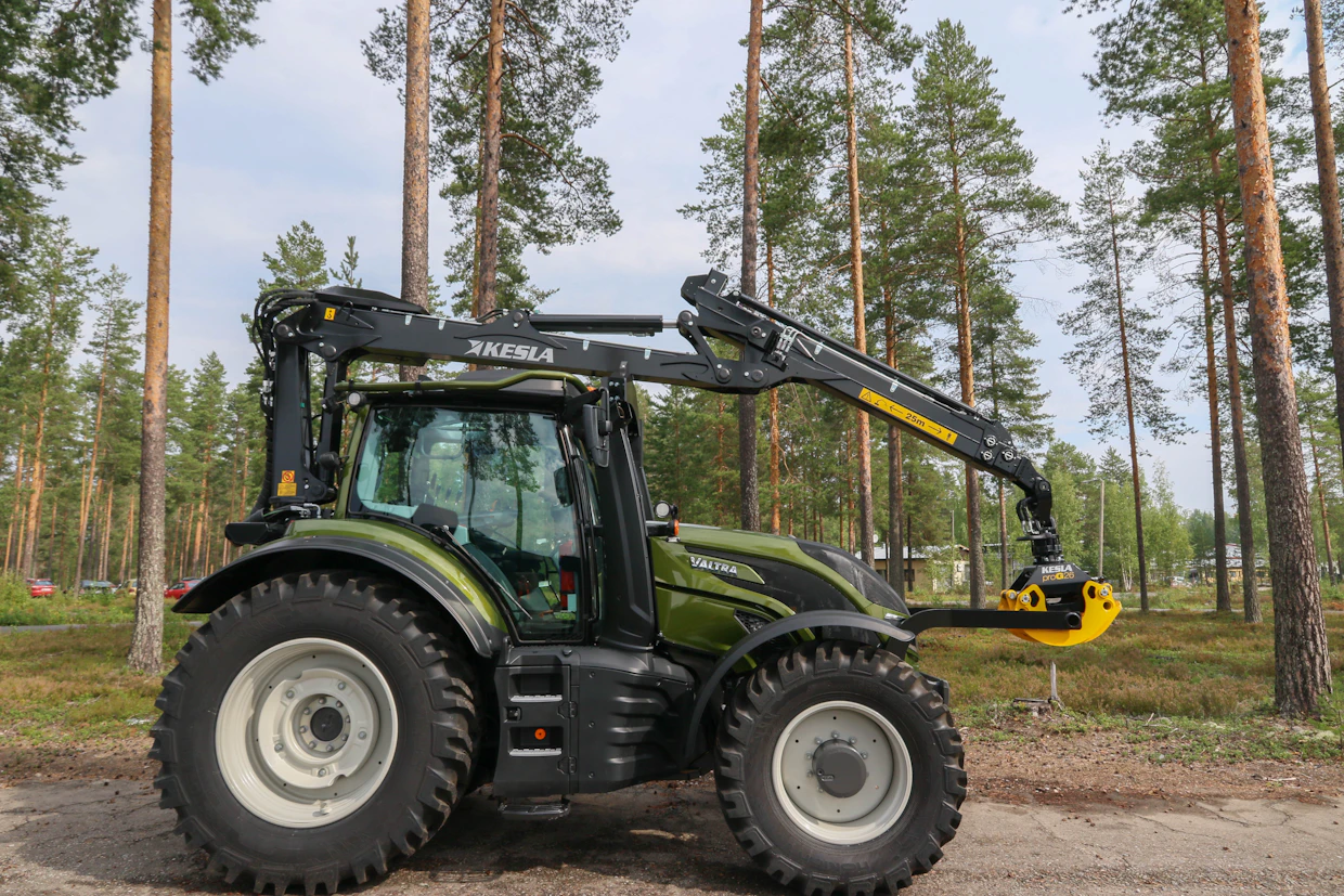 Keslan uusi puutavaranosturimalli 325T hyödyntää uuden ohjausjärjestelmän asennuksen helppoutta. Mukana on Keslan puomiston kärkiohjaus.
