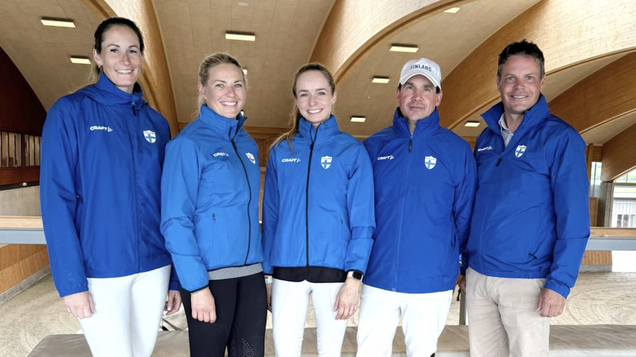 Suomen tyytyväinen Nations Cup -joukkue. Kuvassa vasemmalta Jasmin Seppälä-Geerink, Annina Nordström, Anna-Julia Kontio, Niclas Aromaa ja joukkueenjohtaja Mikko Mäentausta.