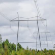 Sähköä on siirrettävä tuotantopaikalta käyttöpaikoille. Kuvituskuva.