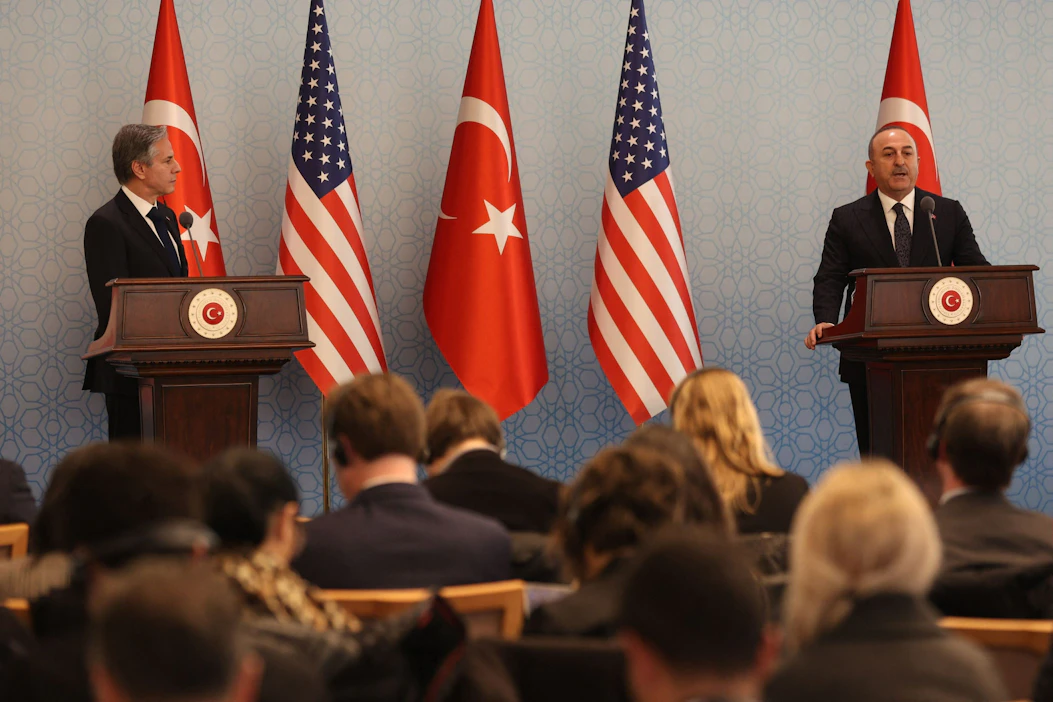 Yhdysvaltain ulkoministeri Antony Blinken (vas.) ja Turkin ulkoministeri Mevlüt Cavusoglu pitivät yhteisen tiedotustilaisuuden maanantaina. LEHTIKUVA/AFP.
