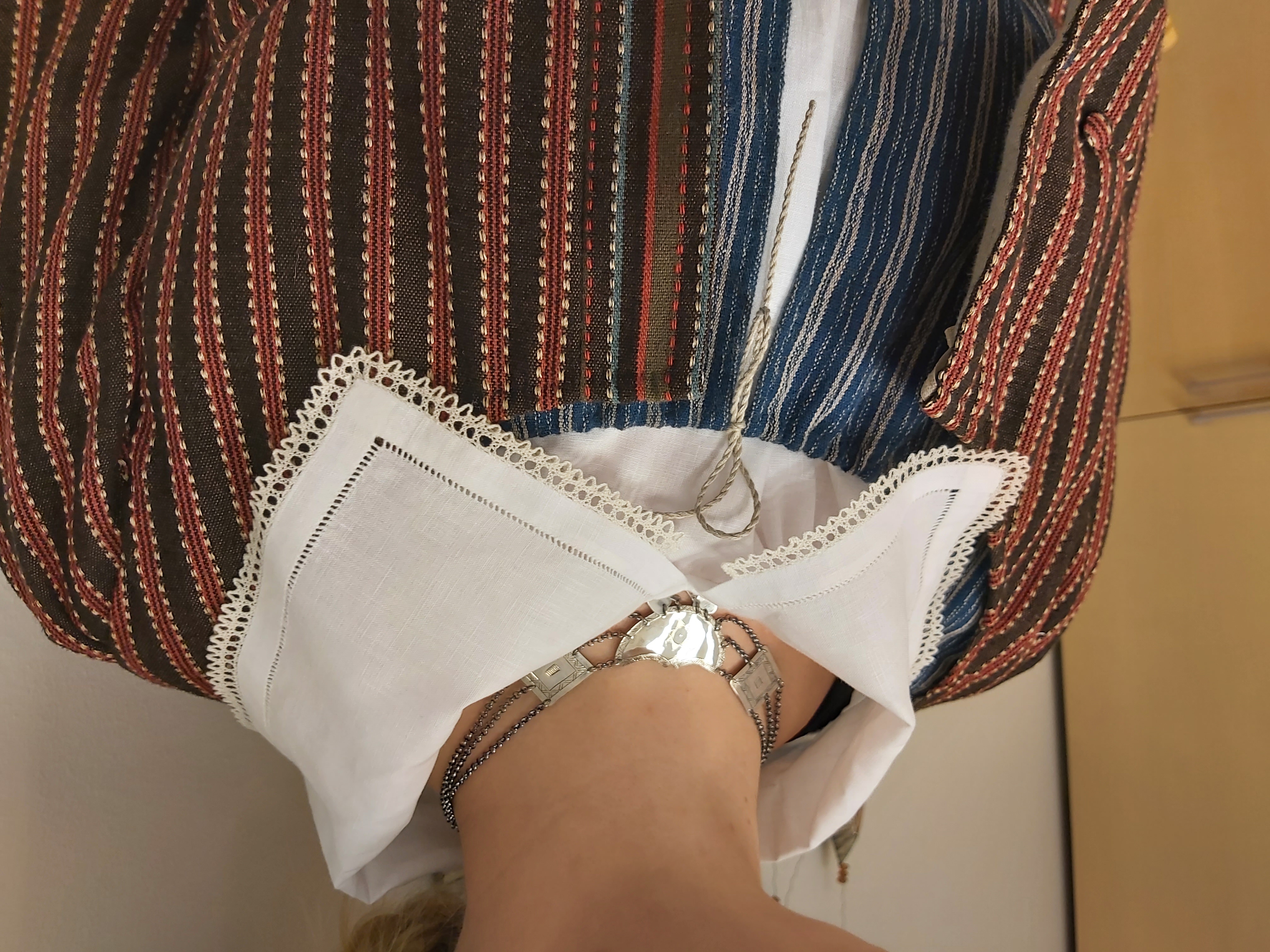 Oriveden naisen tarkistetun kansallispuvun pukukokonaisuuteen kuuluu kaksi erilaista paitaa.