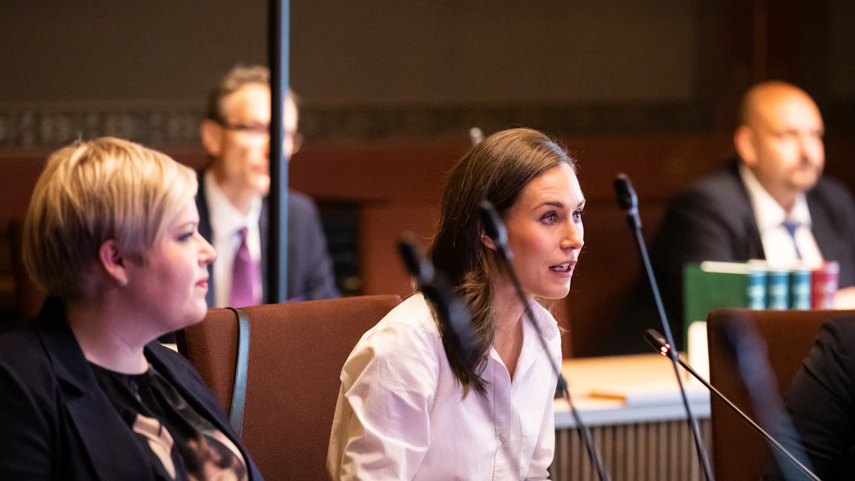 Hallitusviisikko pui pääministeri Sanna Marinin (oik.) johdolla valtion ensi vuoden talousarviota Säätytalolla Helsingissä. Valtiovarainministeri Annika Saarikon (vas.) lähes 80 miljardin euron esitys on neuvottelujen pohjana.
