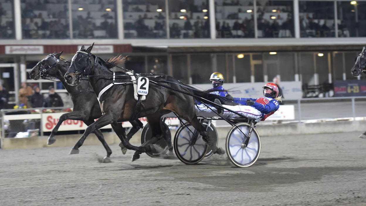 Ida Riesterer ja Dark Roadster pitivät Björn Goopin ohjastaman Phoenix Photon takanaan Eskilstunan T75-kierroksen kultadivisioonassa.