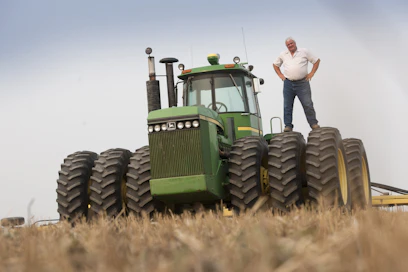 Dakotalainen viljelijä Roger Ketterling luottaa reilun 2 000 hehtaarin viljelytoiminnassaan kahteen John Deere 8850 -traktoriin.