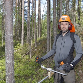 Markku Kouva tarttuu mielellään raivaussahan kahvoihin itsekin, vaikka valtaosan yhtiön metsien hoidosta tekevät aliurakoitsijat.
