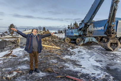 Antero Ylävaara ei jäänyt murehtimaan tulipaloa, vaan jo onnettomuutta seuraavana päivänä hän ryhtyi hankkimaan liikekeskukselle väistötiloja.