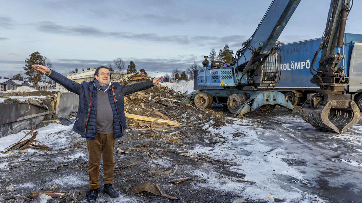 Antero Ylävaara ei jäänyt murehtimaan tulipaloa, vaan jo onnettomuutta seuraavana päivänä hän ryhtyi hankkimaan liikekeskukselle väistötiloja.