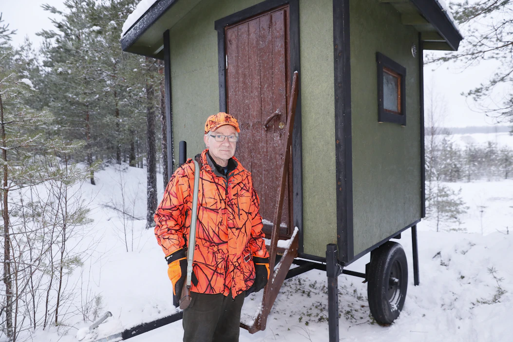 Jos mieli kyttäyspaikan suhteen muuttuu, Teuvo Laaksosen koppi on siirrettävissä traktorilla.