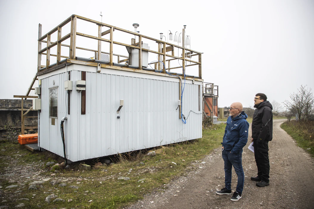 Suunnittelijat Timo Anttila ja Matti Monto tekivät säähavaintoja Ilmatieteen laitoksen merisään mitttausasemalla Utön saarella kesäkuussa 2021.