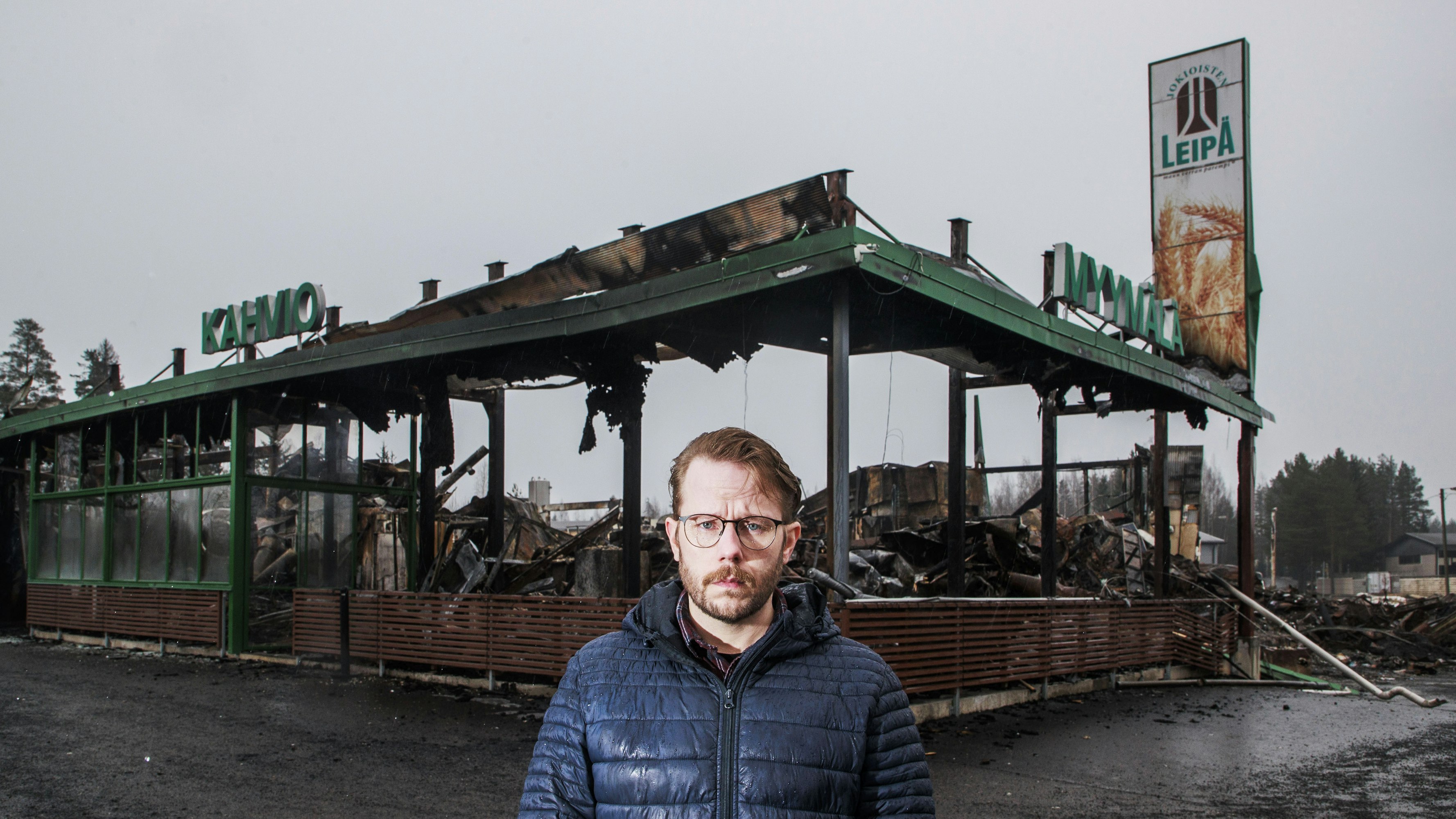 Kahvilan ja myymälän kyltit ovat pystyssä. Toimitusjohtaja Mikko Virtasen mukaan taistelutahtoa riittää.