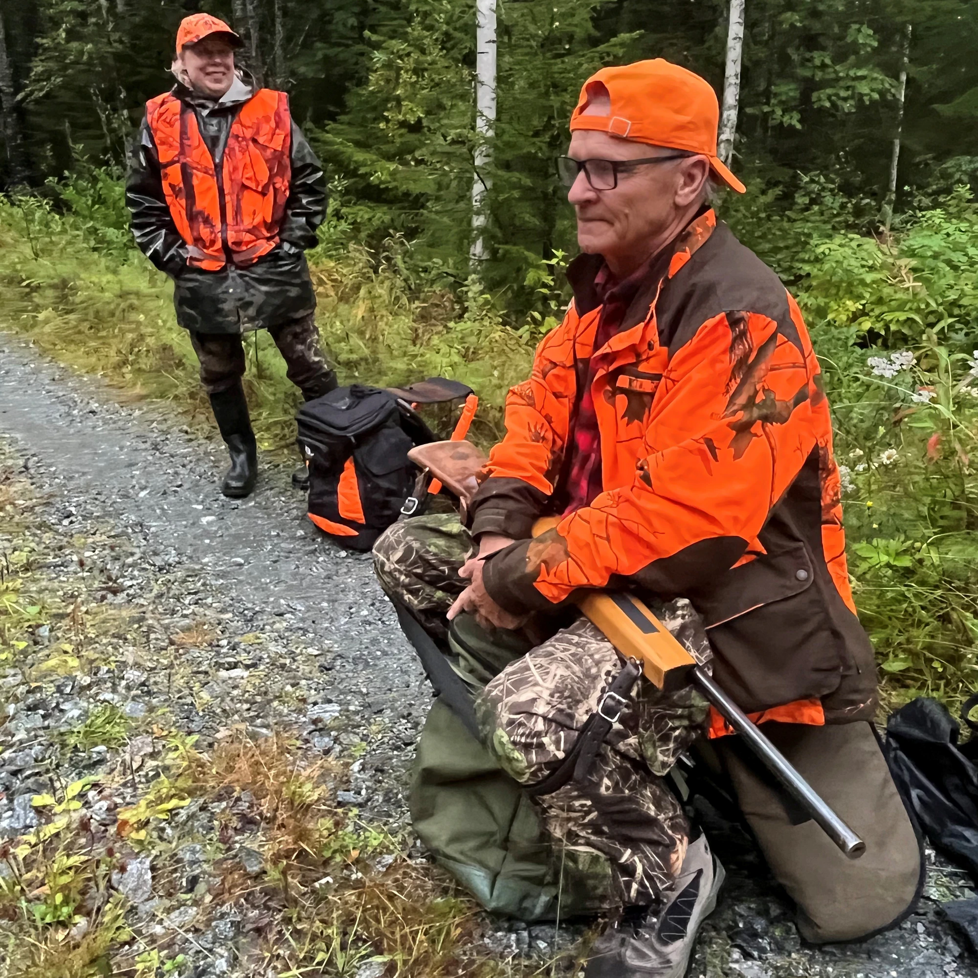 Kokenut karhunmetsästäjä, Pohjois-Karjalan piirin Metsästäjäliiton varapuheenjohtaja Veikko Sorsa sai passikaverikseen Mari Vänskä-Ruotsalaisen.