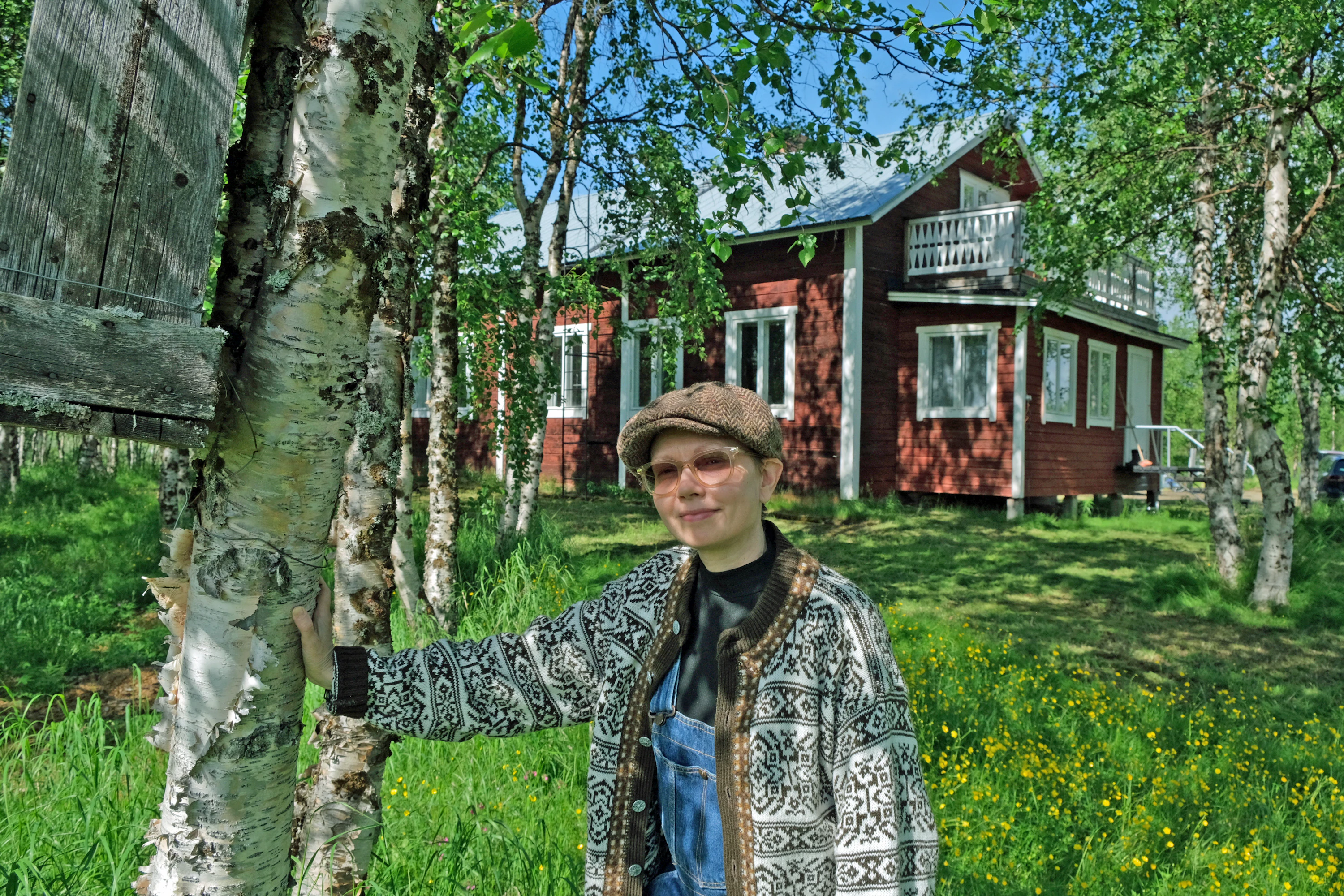 Enontekiön Nunnasen kylässä sijaitsevassa mökissä Satu Särkijärvi on lomaillut lapsesta asti. Vanhemmat ovat usein mökillä yhtä aikaa. Paikka on edelleen tärkeä myös Satun kolmelle sisarukselle.