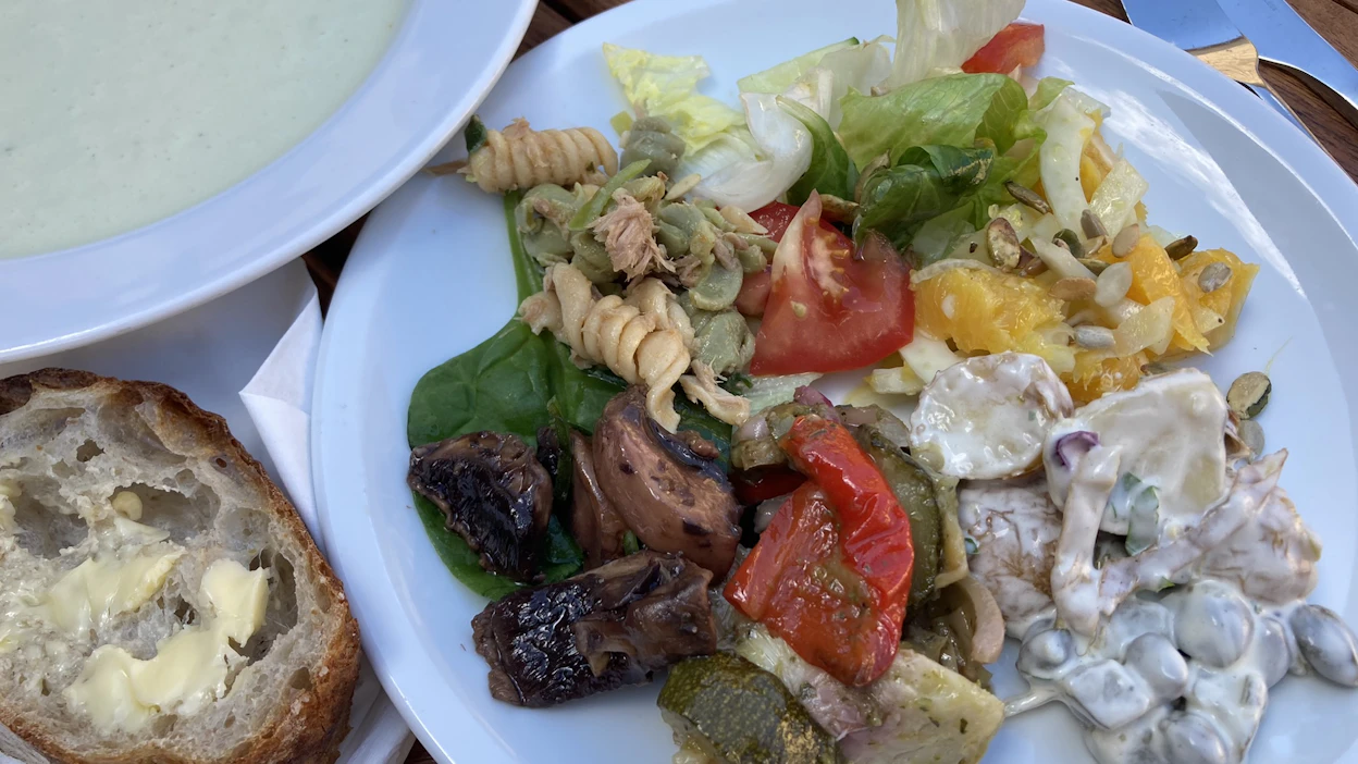 Wolkoffin lounaalla jo alkuruuista saa vatsan täyteen. Kurkkukeiton lisäksi tarjolla oli monenlaista salaattia ja maukasta leipää.