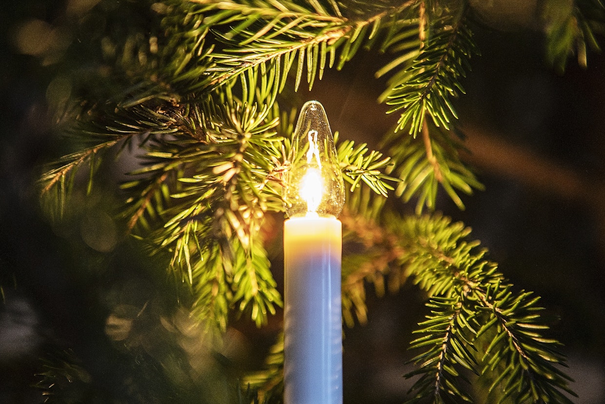 Aikoinaan ensimmäisen sähköisen kuusenkynttilät nostettiin esiin vasta aattona ja ripustettiin hartaudella kuuseen.