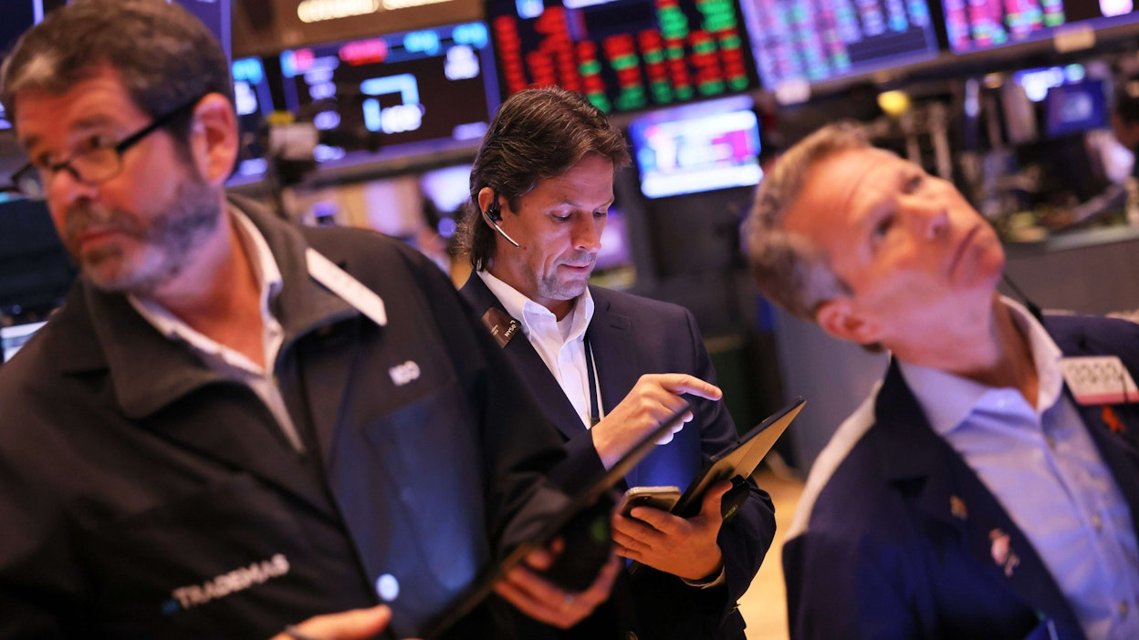 Fed on päättänyt nostaa ohjauskorkoaan odotetusti 0,75 prosenttiyksiköllä. Kuva New Yorkin pörssistä Wall Streetiltä.