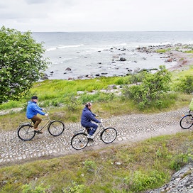 Örön linnakesaarelle Saaristomeren kansallispuistoon pääsee venekuljetuksilla, ja pyörän selässä ehtii nähdä päivässä enemmän.