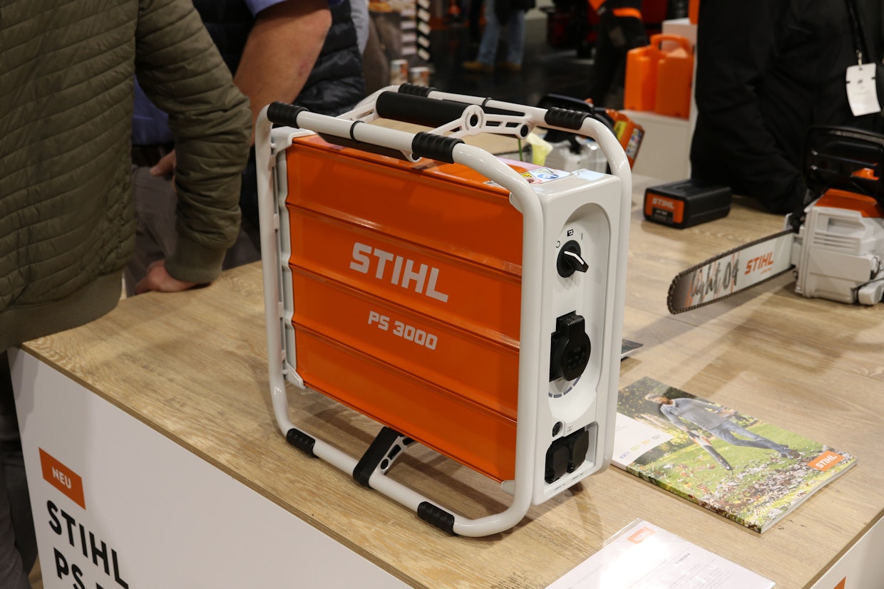 Stihl PS 3000 on kannettava akku, jolla pystyy korvaamaan 230 V:n jännitettä tuottavan aggregaatin. Akku painaa 19,8 kg ja sen kapasiteetti on 2074 Wh, mikä riittää noin 3 tunnin jatkuvaan työskentelyyn valovirtakäyttöisellä käsityökalulla, sen tehosta riippuen. Jatkuva tehontuotto on 3600 W. IP54-tasoinen suojaus selittää, miksi laitteessa ei ole USB-liitintä.