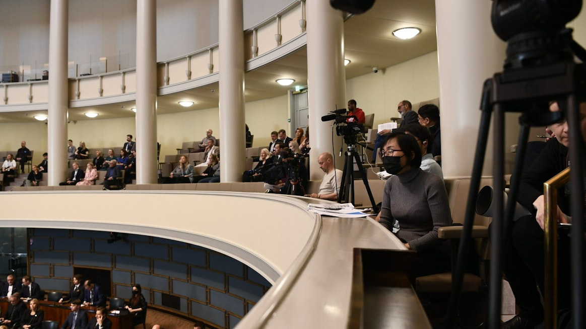 Lehdistö seurasi Nato-keskustelua maanantaina. Keskustelu päättyi vasta yöllä. Lehtikuva / Emmi Korhonen.