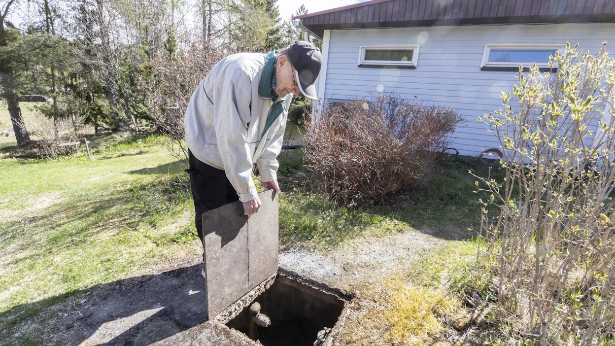 Sastamalainen Jorma Pajunen esittelee vanhaa öljysäiliön aukkoa vaihdettuaan talonsa lämmitysmuodon ekologisempaan. Näin entistä useampi omakotitaloasuja joutuu tekemään pakotettuna, jos EU-direktiivi menee läpi.