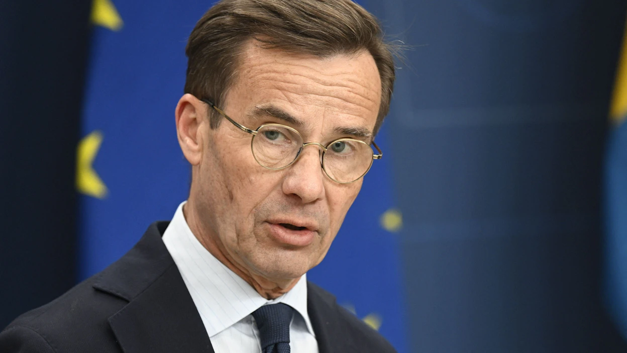 Ruotsin pääministeri Ulf Kristersson on kertonut tiedotustilaisuudessa, että kahden ruotsalaisen jalkapallokannattajan epäilty ampuja oli aiemmin oleskellut satunnaisesti myös Ruotsissa. LEHTIKUVA/AFP.