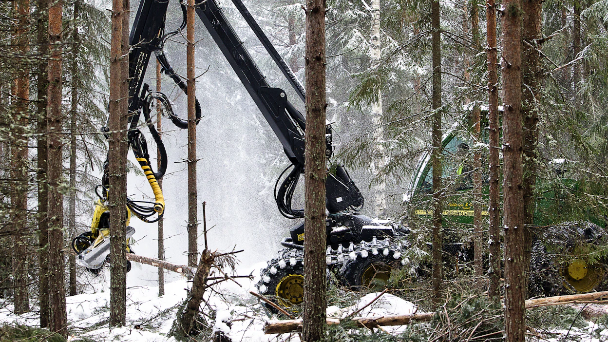 Suomessa tehdään vuosittain harvennushakkuita 480 000 hehtaarilla. Kaikista metsänhakkuista 70 prosenttia on harvennushakkuita, joilla edistetään puuston järeytymistä tukkipuuksi.