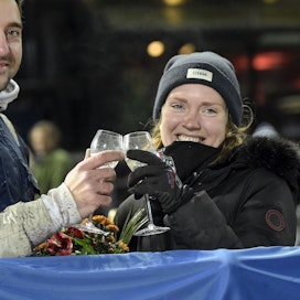 Evelina Månsson ja avopuoliso Julian Cordeau juhlivat omistamansa Mellby Ivyn Diamantsto-finaalivoittoa Solvallassa marraskuun lopulla.
