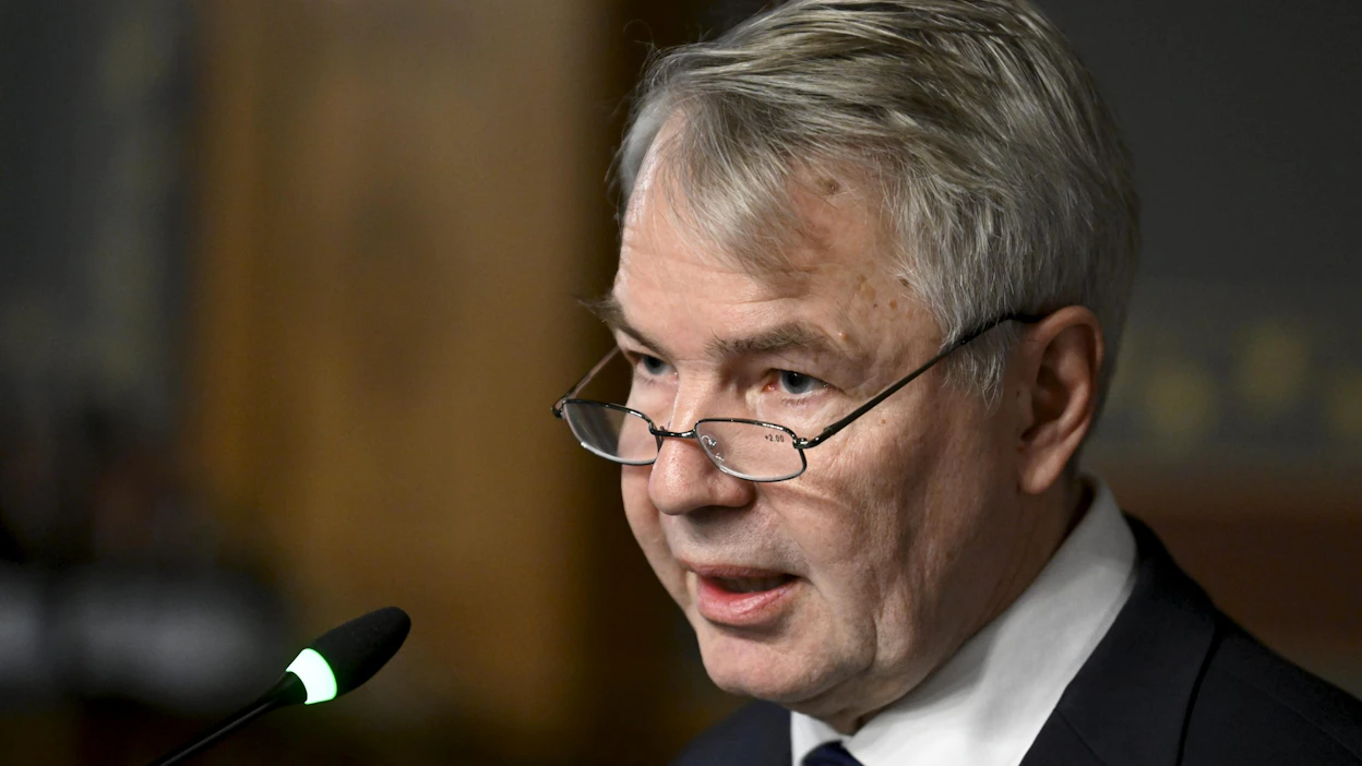Ulkoministeri Pekka Haavisto (vihr.) kommentoi Puolan ja Ukrainan tapahtumia medialle aamulla Säätytalolla järjestetyssä tiedotustilaisuudessa. LEHTIKUVA / VESA MOILANEN.