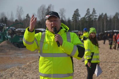 Reijo Wuorio Hakevuori Oy:n toimitusjohtaja bioenergiapäivän esittelyssä. Taustalla näkyy Helena Riihitupa, tilaisuuden juontaja.