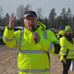 Reijo Wuorio Hakevuori Oy:n toimitusjohtaja bioenergiapäivän esittelyssä. Taustalla näkyy Helena Riihitupa, tilaisuuden juontaja.